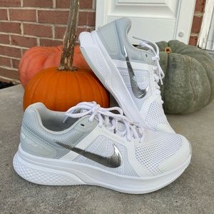 Nike Run Swift 2 Women’s Size 9 White & Silver Running Shoes Sneakers
